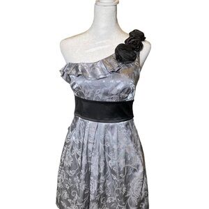 Speechless size 5 gray silver brocade ruffles rosettes prom formal events dress
